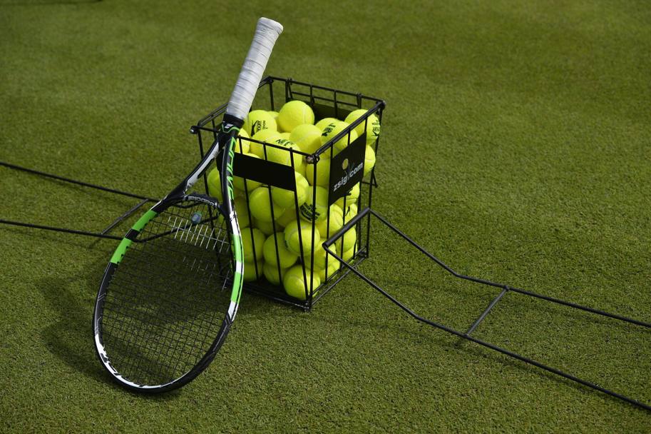 Le palline usate sui campi di Wimbledon (Epa)